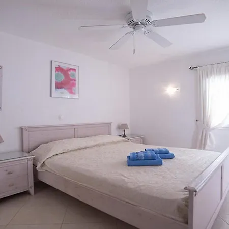 Spacious 3-bedroom アデヘ