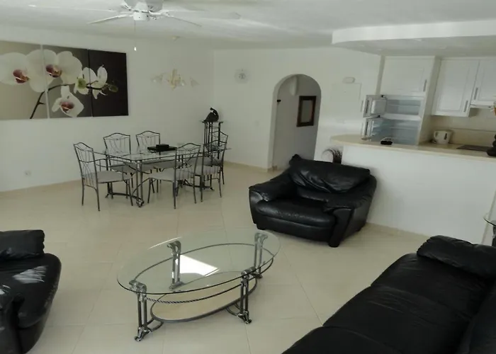 Spacious 3-bedroom * 阿德耶