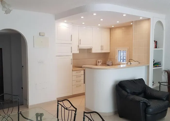 Spacious 3-bedroom * 아데제